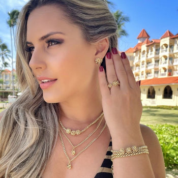 Brinco Amélia pequeno com strass dourado