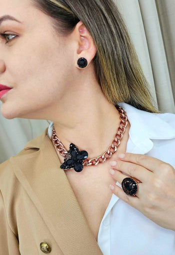 Brinco Vick jet empoderada redondo com pedras pretas