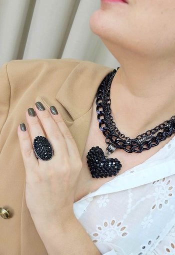 Maxi Colar Valentina black com pingente de coração e correntes pretas