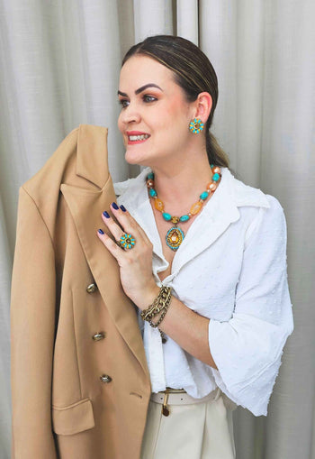 Colar Lucina ouro velho com pedras azuis e amarelas