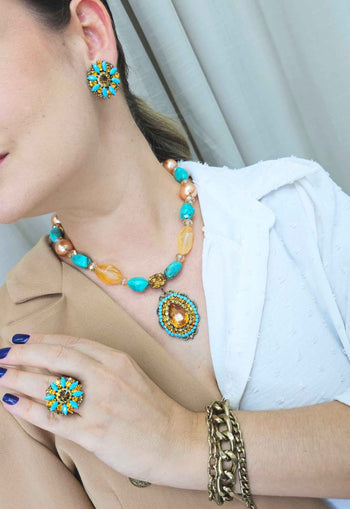 Colar Lucina ouro velho com pedras azuis e amarelas