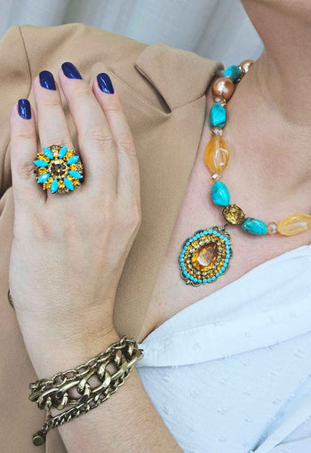 Colar Lucina ouro velho com pedras azuis e amarelas