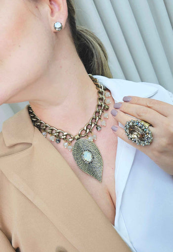 Brinco Celestina oval com pedras black diamond e opal banhado no ouro velho