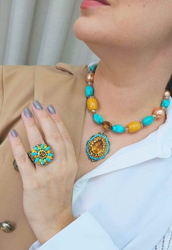 Anel Lucina ouro velho com pedras azuis e amarelas