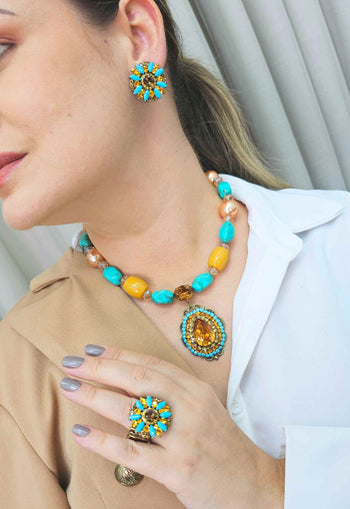 Anel Lucina ouro velho com pedras azuis e amarelas