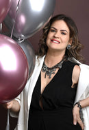 Brinco Zoraide oval com pedra cinza e strass black diamond banhado no grafite