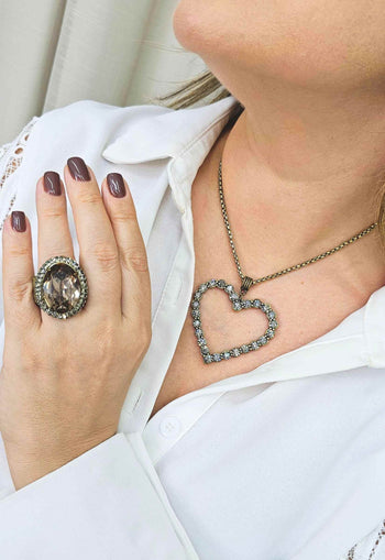 Colar Silene ouro velho com pingente de coração black diamond e corrente veneziana