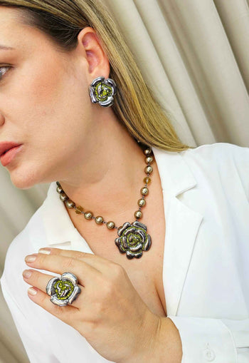 Anel de flor Cecília olivine banhado no onix