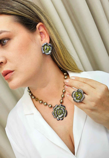 Anel de flor Cecília olivine banhado no onix