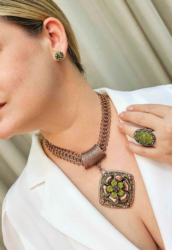 Brinco Confiança com pedras verde oliva banhado no vintage