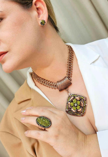 Brinco Confiança com pedras verde oliva banhado no vintage