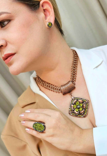 Brinco Confiança com pedras verde oliva banhado no vintage