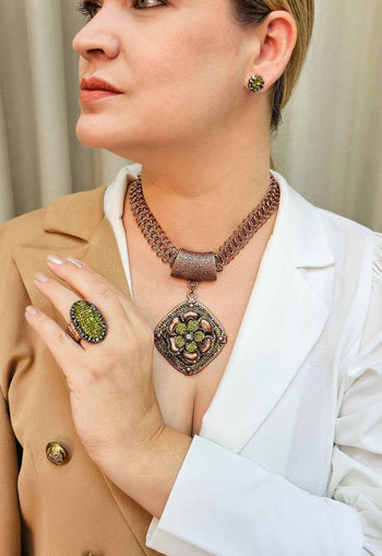 Brinco Confiança com pedras verde oliva banhado no vintage