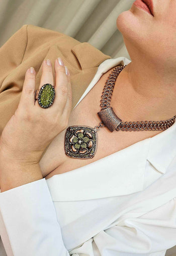 Anel Confiança com pedras verde oliva banhado no vintage