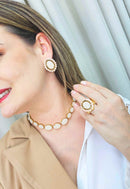 Colar choker Cassiopéia gold com pedras nude opal banhado no dourado