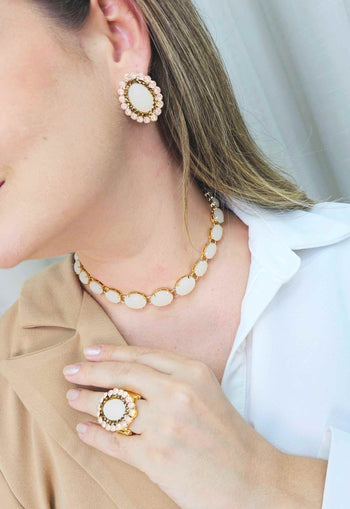 Colar choker Cassiopéia gold com pedras nude opal banhado no dourado