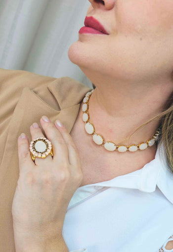 Colar choker Cassiopéia gold com pedras nude opal banhado no dourado