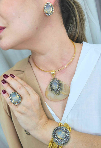 Pulseira Imperatriz com pingente ouro velho e correntes douradas