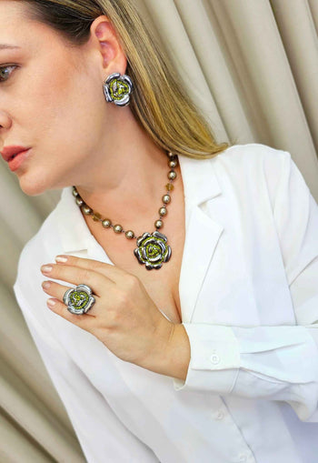 Brinco de flor Cecília olivine banhado no onix