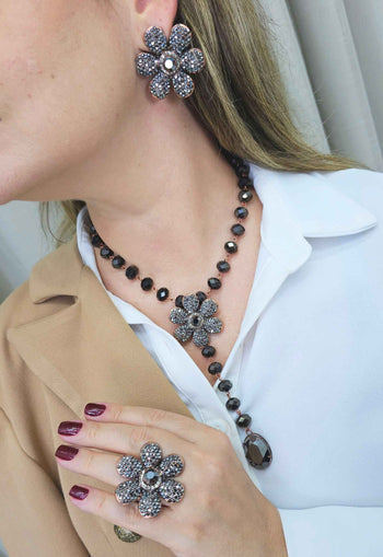 Brinco Avelina de flor com strass hematite banhado no vintage