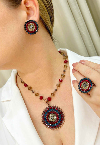 Anel Tássia Betânia redondo com pedras azuis e vermelhas banhado no vintage