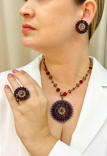 Anel Tássia Betânia redondo com pedras azuis e vermelhas banhado no vintage