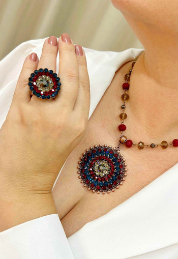 Anel Tássia Betânia redondo com pedras azuis e vermelhas banhado no vintage