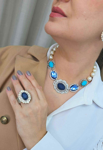 Anel Aconchegar com pedra azul e strass opal banhado no prata