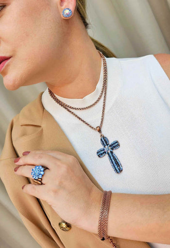 Colar Tília com pingente de crucifixo azul banhado no vintage