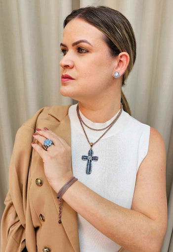 Colar Tília com pingente de crucifixo azul banhado no vintage