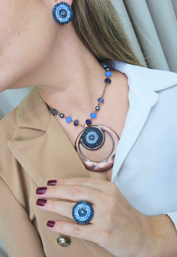 Colar Salina com pingente de metal vintage e pedras e strass azuis