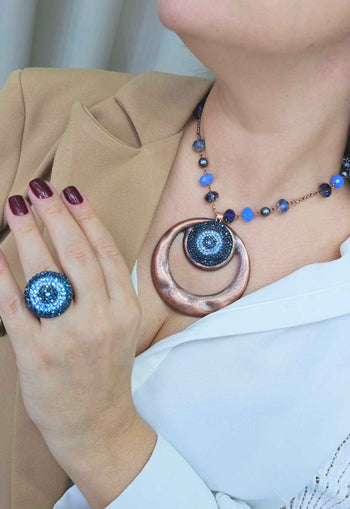 Colar Salina com pingente de metal vintage e pedras e strass azuis