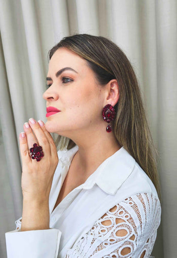 Brinco Lorena oval com pedras e gotas vermelhas banhado o vintage