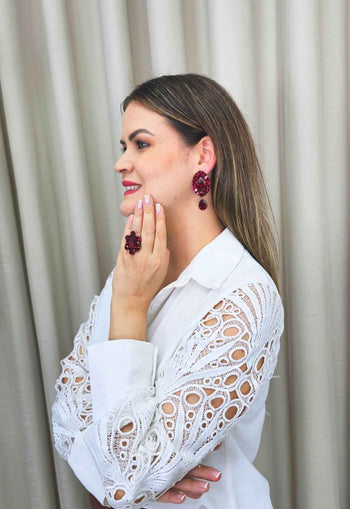 Brinco Lorena oval com pedras e gotas vermelhas banhado o vintage