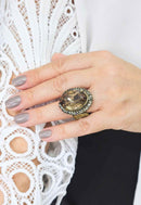 Anel Doha oval com pedras black diamond no banho ouro velho