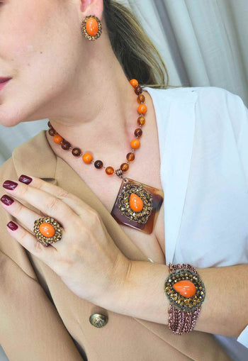 Pulseira Carmen glam vintage com pingente marrom e laranja