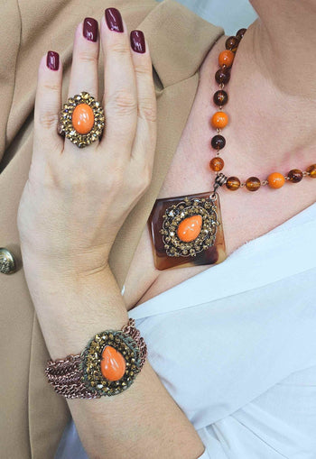 Pulseira Carmen glam vintage com pingente marrom e laranja