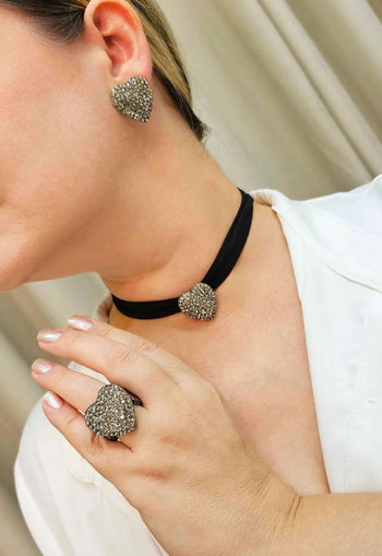Colar choker Tivoli com courinho e pingente de coração black diamond