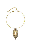 Colar Saraya de aro dourado com pingente de folha com perola e strass