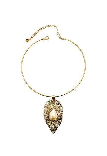 Colar Saraya de aro dourado com pingente de folha com perola e strass