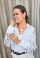 Colar Saraya de aro dourado com pingente de folha com perola e strass