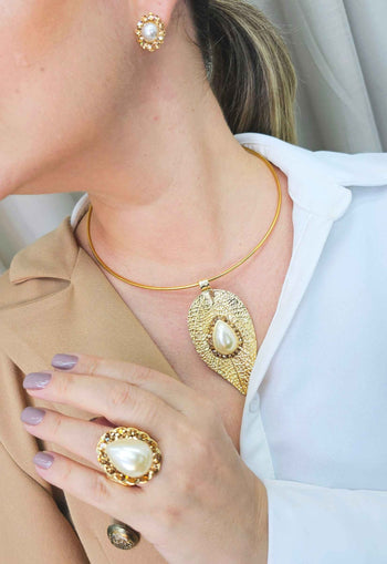 Colar Saraya de aro dourado com pingente de folha com perola e strass