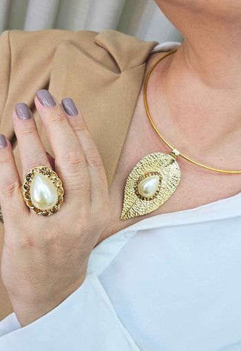 Colar Saraya de aro dourado com pingente de folha com perola e strass