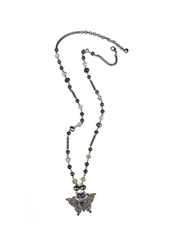 Colar Laila com pingente de borboleta e cristais black diamond
