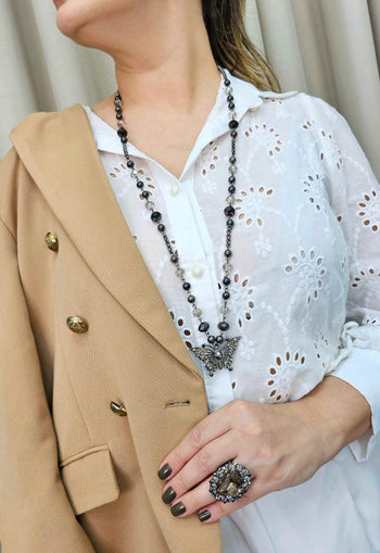 Colar Laila com pingente de borboleta e cristais black diamond