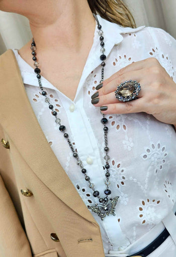 Colar Laila com pingente de borboleta e cristais black diamond