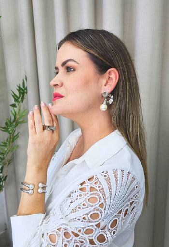 Brinco Lúcia de metal prata com pérolas