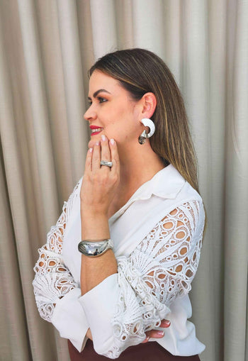 Brinco Lúcia de metal prata com pérolas