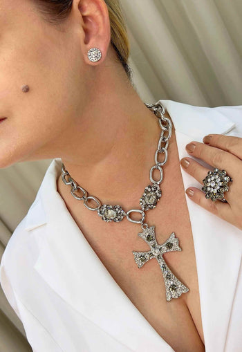 Brinco Leona classic pequeno com pedras cristais banhado no prata