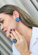 Anel Salina redondo com pedras azuis banhado no vintage